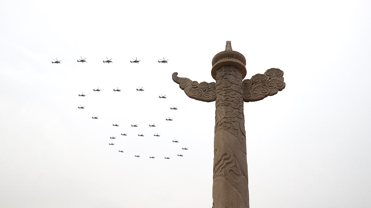 Aviones militares sobrevuelan Plaza de Tian'anmen para conmemorar centenario del PCCh