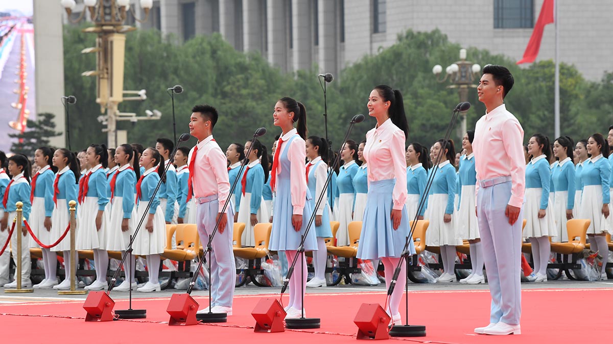 Miembros de Liga de la Juventud Comunista y Cuerpo de Jóvenes Pioneros de China saludan a PCCh