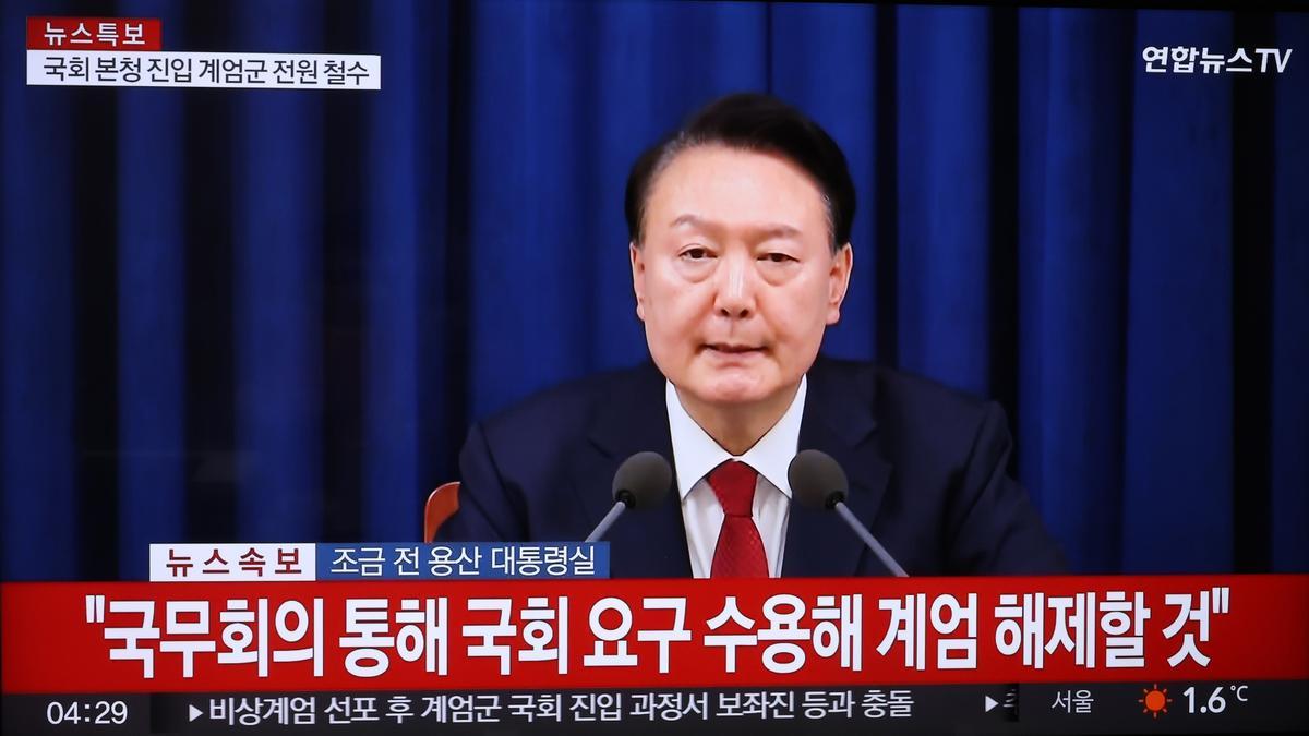 El presidente de Corea del Sur, Yoon Suk Yeol, anuncia su intención de levantar la ley marcial de emergencia a través de una reunión del Gabinete en un discurso televisado en la oficina presidencial en Seúl, Corea del Sur, el 4 de diciembre de 2024.