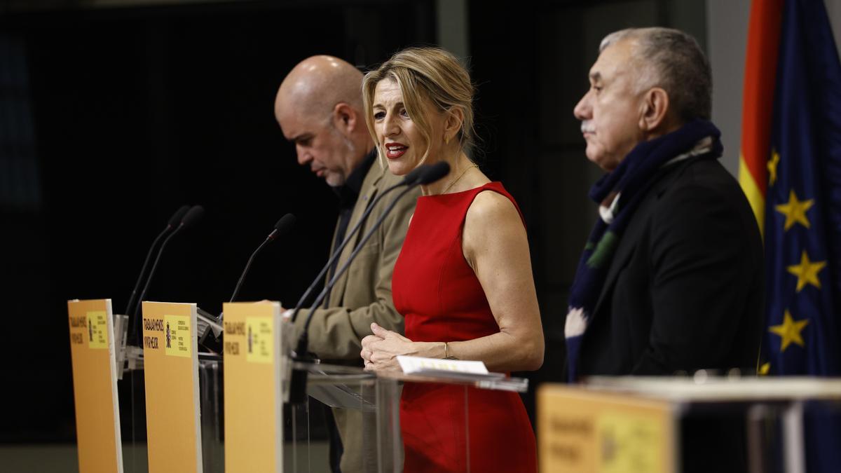 La vicepresidenta segunda del Gobierno, Yolanda Díaz, junto a los líderes de CCOO, Unai Sordo (i), y de UGT, Pepe Álvarez (d).