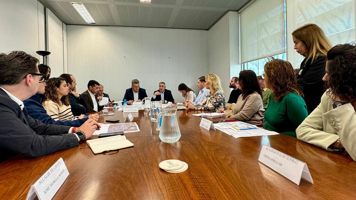 Imagen de la reunión de los consellers con los alcaldes de las poblaciones afectadas por la DANA.