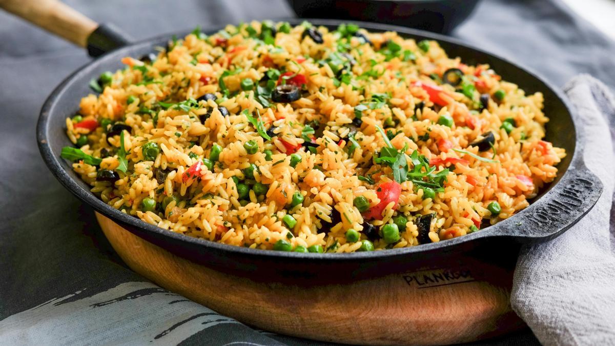 Un plato de arroz con guisantes.