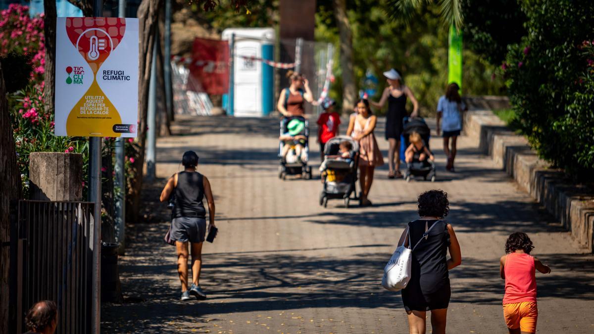 Entrada al refugio climático de la Creueta del Coll, en Barcelona