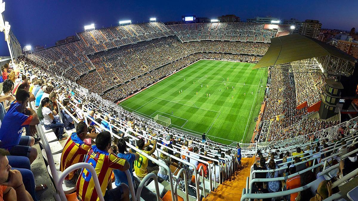 Imagen panorámica del viejo Mestalla durante un partido