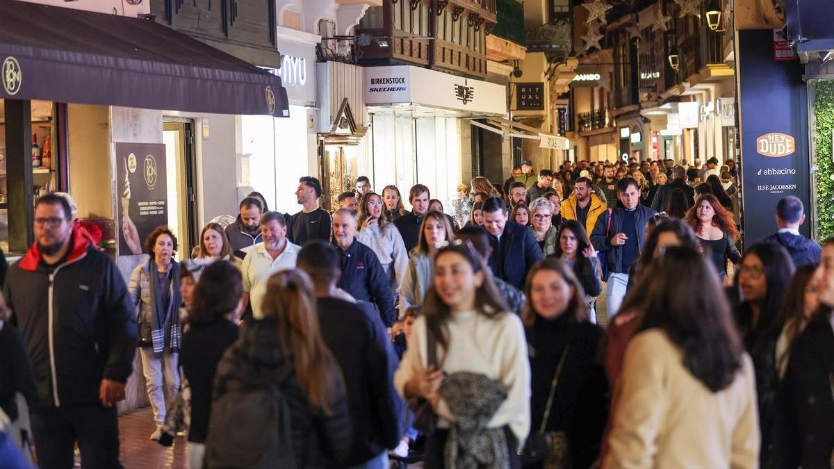 Decenas de personas durante el encendido de las luces de Navidad 2024, a 23 de noviembre de 2024, en Palma de Mallorca.