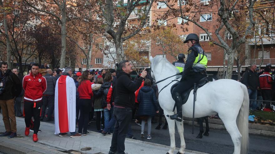 Hinchas de River junto a policías españoles en Madrid