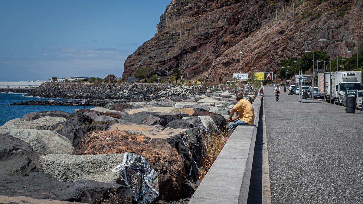 Un vecino en el barrio costero de San Andrés (Tenerife), uno de los puntos en riesgo por las inundaciones en Canarias