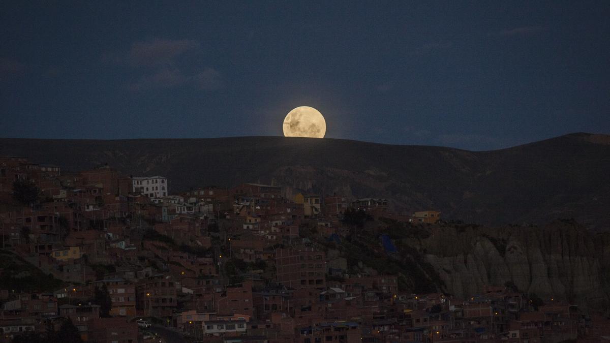 Fotografía de archivo de la luna creciente. EFE/ Esteban Biba