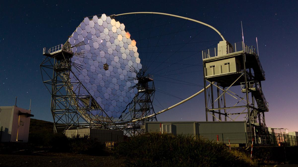 El telescopio LST-1 al anochecer, en el Roque de los Muchachos.