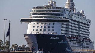 Εικόνα αρχείου : Το κρουαζιερόπλοιο Mein Schiff 6 ελλιμενίζεται στο λιμάνι του Πειραιά, 29 Σεπτεμβρίου 2020