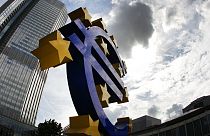 DOSYA - 31 Temmuz 2012 tarihli bu dosya fotoğrafında, Avrupa Merkez Bankası ECB'nin Frankfurt'taki genel merkezinin önünde duran euro heykeli