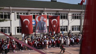 Türkiye'nin başkenti Ankara'da, ilkokul kademesindeki öğrenciler Covid-19 pandemisinin etkilerinin görüldüğü bir ortamda alınan önlemlerle okula dönüyor, 6 Eylül 2021 