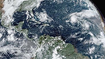 Immagine satellitare GOES-16 GeoColour che mostra la formazione di tempeste tropicali nell'Atlantico