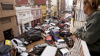 Veicoli ammassati dall'alluvione a Valencia, Spagna