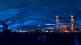 Uno spettacolo di luci dell'artista olandese Daan Roosegaarde chiamato Waterlicht, o Luce dell'acqua, crea l'impressione di una piazza Museumplein allagata ad Amsterdam, 2015.