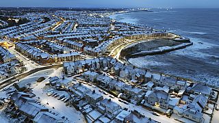 Nocne opady śniegu pokrywają zatokę Cullercoats w North Tyneside, Wielka Brytania