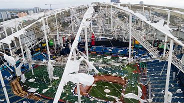 Tropicana Field'ın çatısı, Milton Kasırgası'nın bölgeyi vurmasından sonraki sabah hasar gördü, 10 Ekim 2024, St. 