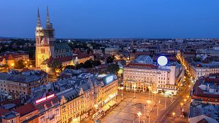 Hırvatistan'ın başkenti Zagreb'in akşam vakti havadan bir görünümü