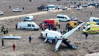 Azerbaycan Havayolları'na ait Embraer 190 uçağının enkazı Kazakistan'ın Aktau kenti havaalanı yakınlarında yerde yatıyor, 25 Aralık 2024, Çarşamba