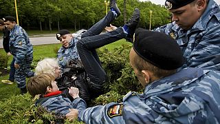 DOSYA - Bir Rus Eşcinsel Hakları protestocusu Moskova, Rusya'da çevik kuvvet polisleri tarafından götürülüyor, 16 Mayıs 2009, Cumartesi