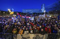 İnsanlar, Bratislava'da "Slovakya Avrupa'dır" adı verilen bir protestoda, 10 Ocak 2025