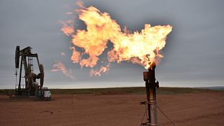 Watford City, Kuzey Dakota, ABD'deki bir petrol kuyusunda doğal gaz yakan bir parlama fişeğinin dosya resmi