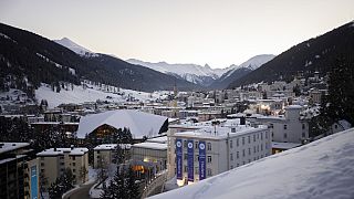 Dünya Ekonomik Forumu'nun yapılacağı Davos köyü, 13 Ocak 2024 Cumartesi günü İsviçre'nin Davos kentinde karla kaplandı.