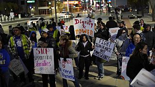 Persone tengono dei cartelli durante una manifestazione contro la politica di immigrazione del presidente Donald Trump, a Las Vegas, USA, 21.01.2025