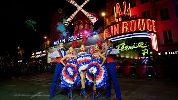 Dansçılar, tiyatronun yel değirmeninin açılışı sırasında Moulin Rouge kabaresinin önünde performans sergiliyor, 5 Temmuz 2024 Cuma, Paris