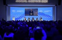 İnsanlar 23 Ocak 2025 Perşembe günü İsviçre'nin Davos kasabasında düzenlenen Dünya Ekonomik Forumu Yıllık Toplantısı'nda ABD Başkanı Donald Trump'ın yaptığı sanal konuşmayı takip ediyor.