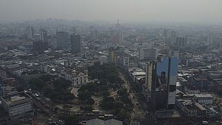 FILE - Il fumo degli incendi boschivi riempie l'aria a Manaus, nello Stato di Amazonas, in Brasile, il 27 agosto 2024.