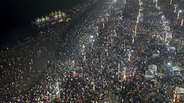 Hindu adanmışlar 29 Ocak 2025 tarihinde Ganj, Yamuna ve efsanevi Saraswati nehirlerinin birleştiği yerde kutsal bir dalış yapmak üzere bir araya geliyor.