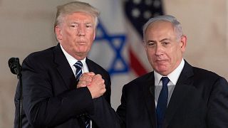 DOSYA - Başkan Donald Trump ve İsrail Başbakanı Benjamin Netanyahu Kudüs'teki İsrail Müzesi'nde el sıkışırken, 23 Mayıs 2017.