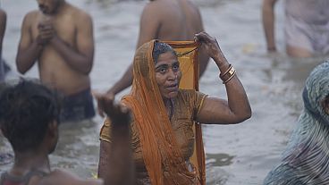 Hindistan'ın Prayagraj kentinde düzenlenen Kumbh Mela festivali sırasında Hindu ibadetçiler Sangam kıyısında kutsal banyo yapıyor, 29.01.2025