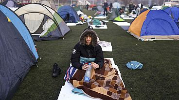 Сербская студентка отдыхает в лагере после марша протеста к голоду Нови-Сад