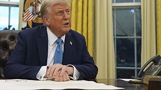 Başkan Donald Trump, 31 Ocak 2025 Cuma günü Washington'da Beyaz Saray Oval Ofis'te kararnameleri imzalarken gazetecilere konuştu.