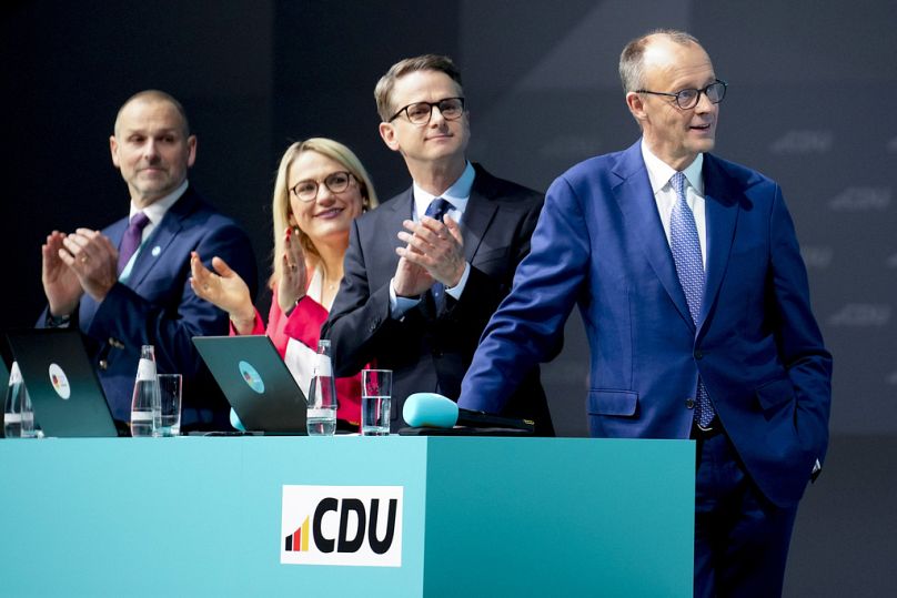 Friedrich Merz, CDU-Kanzlerkandidat und CDU-Bundesvorsitzender, rechts, besucht den 37. Bundesparteitag der CDU in Berlin, Deutschland, Montag, 3. Februar 2025.