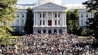 Yüzlerce gösterici 5 Şubat 2025 Çarşamba günü Sacramento, Kaliforniya'da, Kaliforniya Eyaleti Meclis Binası önünde Başkan Donald Trump'a karşı gösteri düzenledi.