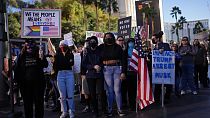 Uczestnicy protestu przeciwko administracji Trumpa  gromadzą się niedaleko Trump International Hotel na Las Vegas Strip.