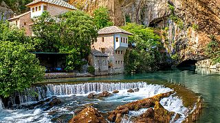 Die Quelle des Flusses Buna und das Haus der Derwische von Blagaj in Bosnien