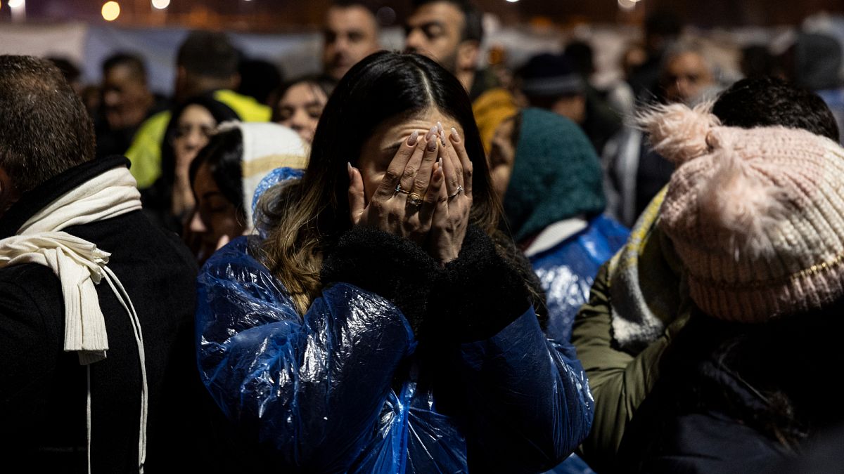 Halk, ülkede meydana gelen yıkıcı depremin ikinci yıl dönümünü kutlamak üzere toplandı