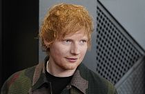 Polícia aborda Ed Sheeran por dar espetáculo surpresa nas ruas da Índia