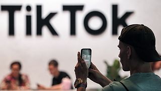 Im Vorfeld der Bundestagswahl hat TikTok nach eigenen Angaben ein In-App-Wahlzentrum eingerichtet.