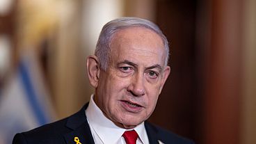 O Primeiro-Ministro israelita Benjamin Netanyahu fala aos jornalistas depois de se ter reunido com o Presidente da Câmara Mike Johnson, R-La., no Capitólio em Washington, sexta-feira, 7 de fevereiro de 2025.