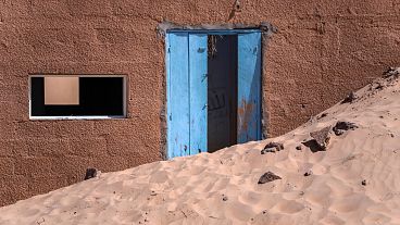 Una casa abbandonata giace nella sabbia vicino a Chinguetti, in Mauritania.