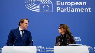 A Lei dos Medicamentos Críticos visa garantir cadeias de abastecimento estáveis e fiáveis na UE, assegurando um elevado nível de proteção e segurança da saúde pública.