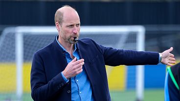 Il Principe William con il fischietto da arbitro durante un allenamento di calcio all'Aspray Arena a Willenhall, nel Regno Unito (11 marzo 2025)