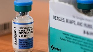 ARQUIVO - Um frasco da vacina contra o sarampo, papeira e rubéola no Departamento de Saúde de Lubbock, Texas, 26 de fevereiro de 2025, .