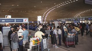 Die Menschen stehen am Flughafen Schlange. 