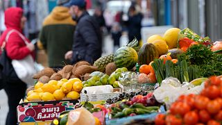 Legumes à venda numa banca em Londres, terça-feira, 28 de fevereiro de 2023.